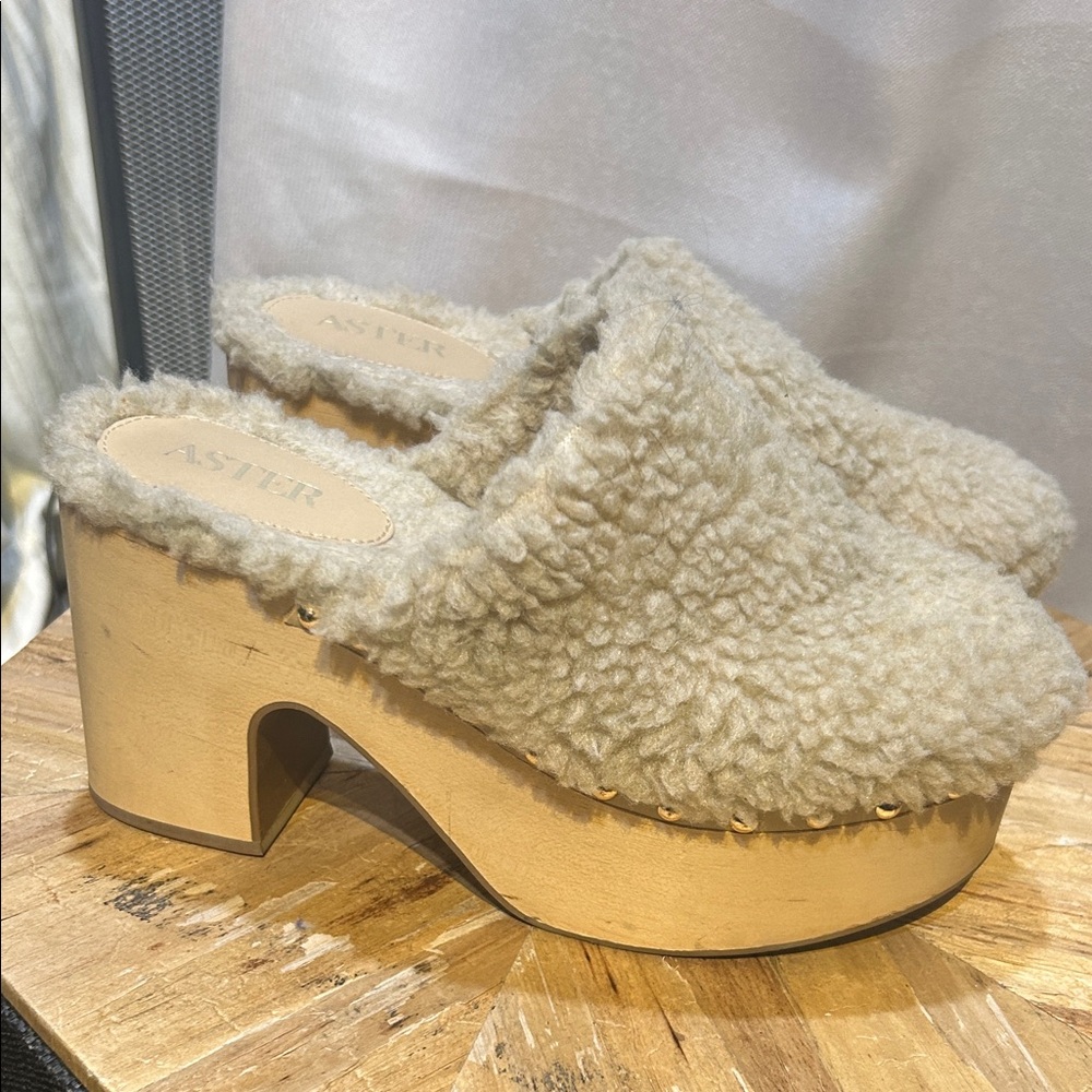 Aster Women's Tan Shearling Clogs
